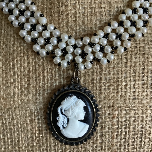 Vintage cameo faux pearl necklace. - Picture 2 of 4